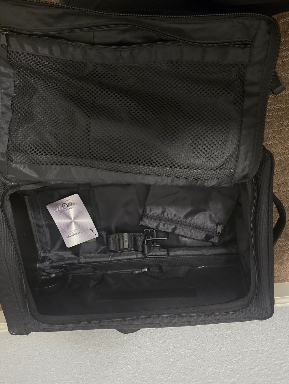 Luggage Works Stealth Series 22in Suitcase  With Metal Frame Rolling Bag - Picture 7 of 7